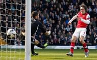 Arsenal's Tomas Rosicky (R) scores beating West Bromwich Albion's Ben Foster in West Bromwich, April 6, 2013